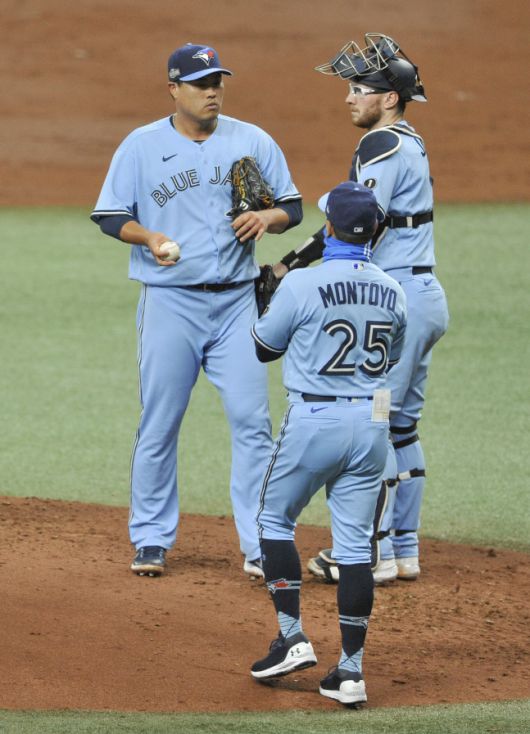 지난해 탬파베이 레이스전에서 마운드에 모인 에이스 류현진 포수 대니 잰슨, 찰리 몬토요 감독, UPI연합뉴스