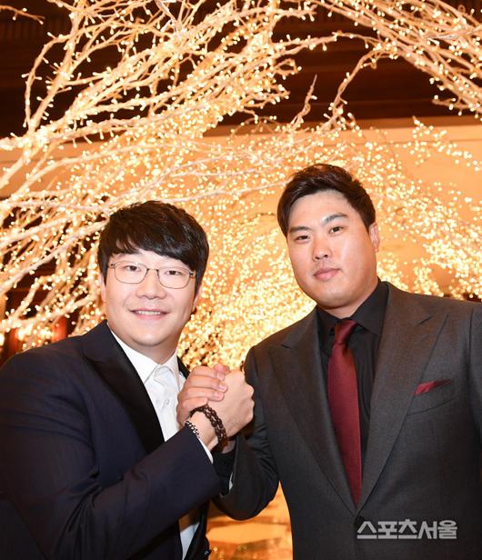 양현종과 류현진이 2018년 12월 6일 서울 강남구 임피리얼팰리스 호텔에서 진행된 ‘2018 스포츠서울 올해의 상’ 시상식에 참석해 포즈를 취하고 있다. 김도훈기자 dica@sportsseoul.com