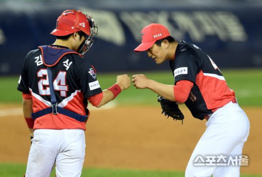 KIA 선발투수 이의리가 22일 잠실야구장에서 열린 2021 KBO리그 LG전 7회 교체되면서 포수 김민식과 하이파이브를 하고 있다. 최승섭기자 thunder@sportsseoul.com