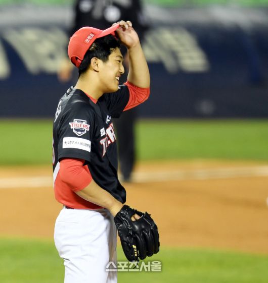 KIA 선발투수 이의리가 22일 잠실야구장에서 열린 2021 KBO리그 LG전 7회말 2사 상대 김민성에 홈런을 허용한 아쉬워하고 있다. 최승섭기자 thunder@sportsseoul.com