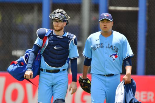 토론토 에이스 류현진(오른쪽)과 포수 대니 잰슨. 더니든(플로리다) | AFP 연합뉴스