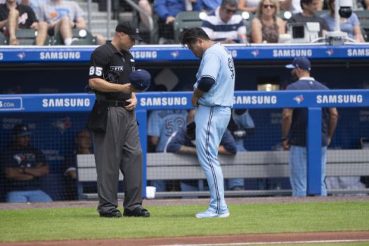 이물질 검사받는 류현진. USA TODAY Sports연합뉴스