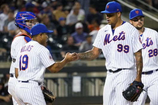 뉴욕 메츠 루이스 로하스 감독(왼쪽)이 4회 초 아웃카운트를 잡지 못하고 홈런 포함해 3연속 안타를 허용한 타이후완 워커로부터 볼을 건네받고 있다. 뉴욕|AP연합뉴스