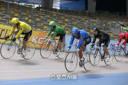광명스피돔에서 벌어진 경륜 경주에서 선수들이 치열한 경합을 펼치며 선두로 치고나갈 틈을 노리고 있다.  제공 | 국민체육진흥공단