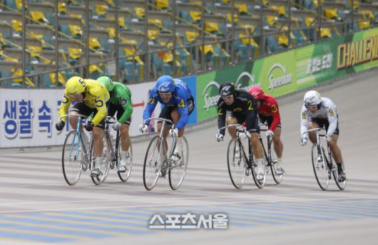 경륜선수들이 혼신의 힘을 다해 페달을 밟고 있다.  제공 | 국민체육진흥공단