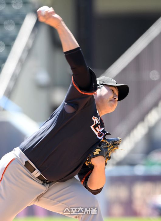 한화 김민우가 진나 5월 9일 잠실구장에서 열린 LG 전에서 역투하고 있다.  스포츠서울DB