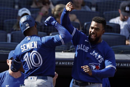 마커스 시미엔이 9회 만루포를 터뜨린 뒤 동료 테오스카 에르난데스와 팔뚝치기 세리머니를 하고 있다. 뉴욕|AP연합뉴스