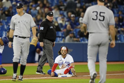 토론토 블루제이스 보 비셋이 6회 뉴욕 양키스 구원 클레이 홈스의 폭투 때 3루로 뛰다가 아웃당해 아쉬운 표정을 짓고 있다. 토론토(캐나다)|AP연합뉴스