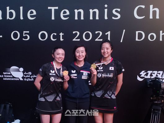 전혜경 (가운데) 코치가 여자복식에서 우승한 신유빈(오른쪽)-전지희와 기쁨을 나누고 있다. 전 코치 제공