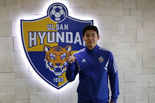 울산 현대 김태환이 지난 3일 울산 클럽하우스에서 스포츠서울과 인터뷰한 뒤 엠블럼 앞에서 파이팅 포즈하고 있다. 제공 | 울산 현대