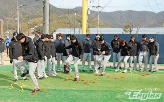 한화 투수들이 2일 거제 하청스포츠타운에서 열린 2022 스프링캠프에서 몸을 풀고 있다. 제공|한화 이글스