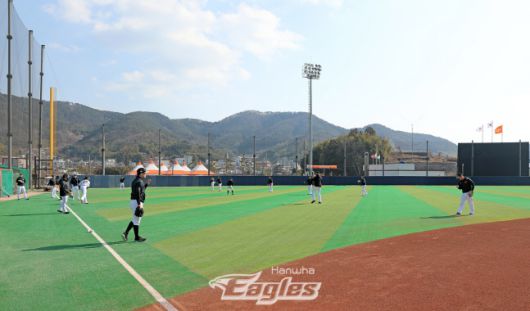 한화 투수들이 1일 거제 하청스포츠타운에서 열린 2022 스프링캠프에서 몸을 풀고 있다. 제공|한화 이글스