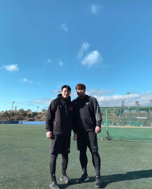 한화 김기탁(왼쪽)이 류현진과 함께 제주에서 훈련하고 있다. 출처|김기탁 SNS