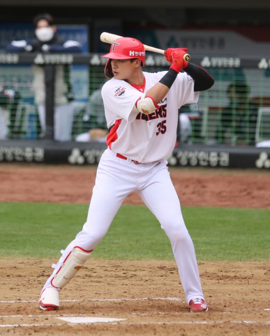 KIA 김석환은 타격 준비 자세에서 이미 파워포지션을 만든 상태로 투수를 맞이한다. 제공=KIA 타이거즈