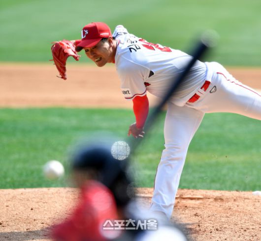 SSG 김광현이 지난 22일 인천SSG랜더스필드에서 열린 LG와 시범경기에 등판해 투구하고 있다.  문학 | 강영조기자kanjo@sportsseoul.com