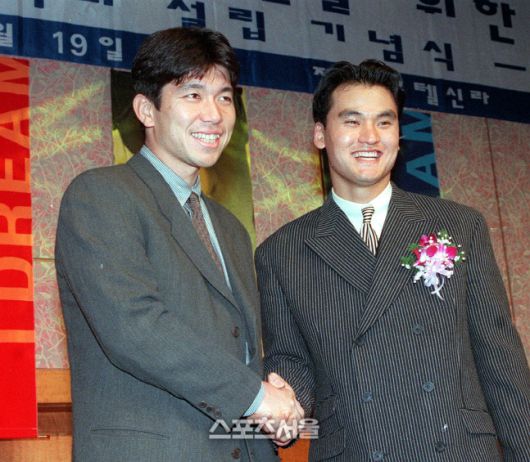 1998년 11월 24일 박찬호 장학회 출범식 참석을 위해 한국을 방문한 노모 히데오가 박찬호와 다정하게 포즈를 취하고 있다. | 스포츠서울DB