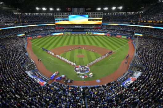 9일 토론토 블제이스 개막전 전광판에 러시아에 침공을 당한 우크라이나 국기를 비추고 있다. 토론토는 개막 2경기 로저스센터에 88,408명이 운집했다. 토론토(케나다)|AP연합뉴스