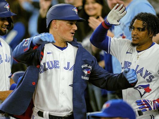 오프시즌 오클랜드 에이스에서 토론토로 이적해 11일 첫 안타를 3점 홈런으로 장식한 3루수 맷 채프먼이 홈ㄹ헌지킷을 입고 동료들의 축하를 받고 있다.토론토(캐나다)|USA TODAY Sports연합뉴스