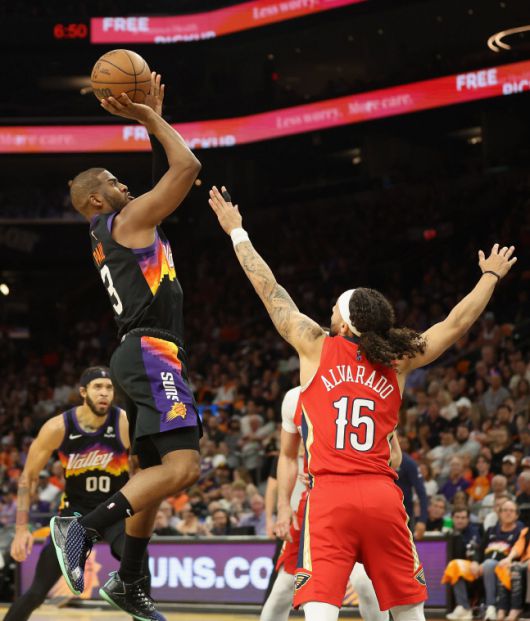 뉴올리언스 펠리칸스-피닉스 선스의 서부 콘퍼런스 1차전 전반전에 미들 점프슛을 날리는 베테랑 포인트가드 크리스 폴. 피닉스(애리조나주)|AFP연합뉴스