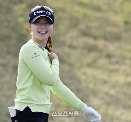 임희정이 미소를 지으며 두 번째 홀로 향하고 있다. 포천 = 이주상기자 rainbow@sportsseoul.com