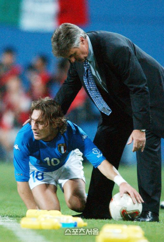 2002 한일월드컵 16강 당시 경기 중 프란체스코 토티(왼쪽)와 마주한 거스 히딩크 감독.