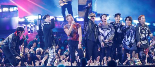 방탄소년단이 지난 21일(현지시간) 미국 로스엔젤레스에서 열린 2021 어메리칸 뮤직 어워즈(AMA)에서 콜드플레이와 함께 노래하고 있다. LA | 로이터연합뉴스