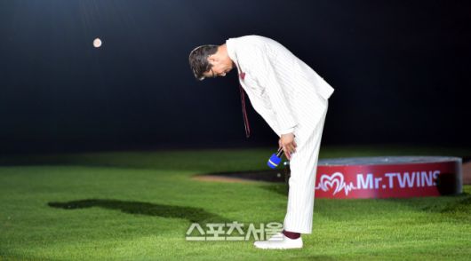 LG에서만 19년간 선수생활을 하다 2년전 은퇴한 박용택이 3일 잠실야구장에서 열리는 롯데자이언츠와 LG트윈스의 경기에서 그의 은퇴를 아쉬워하는 팬들과 함께 은퇴식에 참석해 선수생활을 공식적으로 마감했다.  잠실 | 강영조기자kanjo@sportsseoul.com