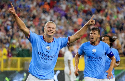 맨체스터 시티의 엘링 홀란(왼쪽)이 프리 시즌 경기에서 골을 넣은 뒤 환호하고 있다. AFP 연합뉴스