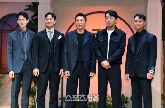 7일 오전 서울 강남구 조선팰리스 서울강남호텔에서 진행된 넷플릭스 시리즈 ‘수리남’ 제작발표회에서 출연 배우들이 취재진을 향해 포즈를 취하고 있다. 왼쪽부터 유연석, 박해수, 황정민, 하정우, 조우진.‘수리남’은 남미 국가 수리남을 장악한 무소불위의 마약 대부로 인해 누명을 쓴 한 민간인이 국정원의 비밀 임무를 수락하며 벌어지는 이야기를 그린 넷플릭스 시리즈로 배우 하정우, 황정민, 박해수, 조우진, 유연석이 출연하며 윤종빈 감독이 연출을 맡았다. 2022. 9. 7. 박진업기자 upandup@sportsseoul.com