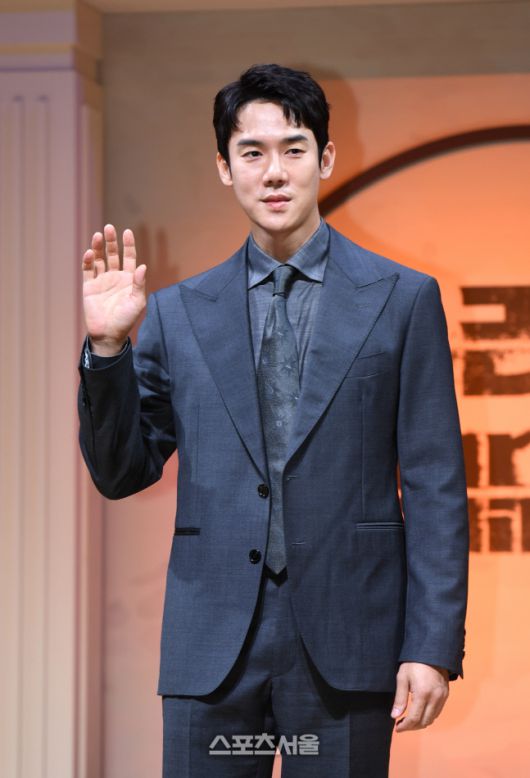 배우 유연석이 7일 오전 서울 강남구 조선팰리스 서울강남호텔에서 진행된 넷플릭스 시리즈 ‘수리남’ 제작발표회에서 취재진을 향해 포즈를 취하고 있다. ‘수리남’은 남미 국가 수리남을 장악한 무소불위의 마약 대부로 인해 누명을 쓴 한 민간인이 국정원의 비밀 임무를 수락하며 벌어지는 이야기를 그린 넷플릭스 시리즈로 배우 하정우, 황정민, 박해수, 조우진, 유연석이 출연하며 윤종빈 감독이 연출을 맡았다. 2022. 9. 7. 박진업기자 upandup@sportsseoul.com