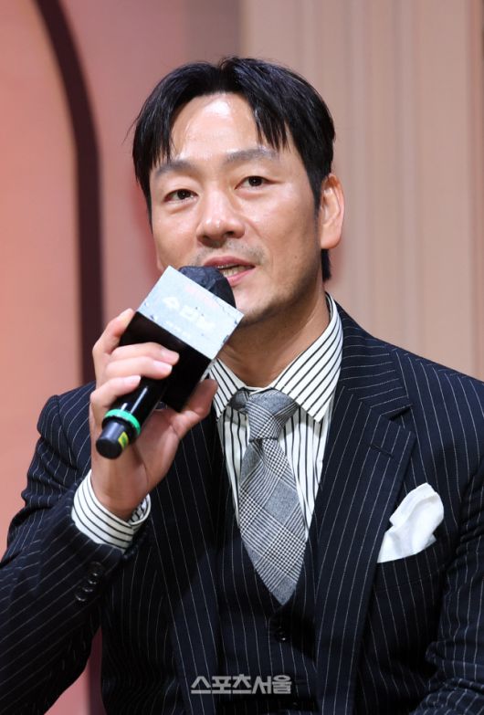 배우 박해수가 7일 오전 서울 강남구 조선팰리스 서울강남호텔에서 진행된 넷플릭스 시리즈 ‘수리남’ 제작발표회에서 취재진의 질문에 답하고 있다. ‘수리남’은 남미 국가 수리남을 장악한 무소불위의 마약 대부로 인해 누명을 쓴 한 민간인이 국정원의 비밀 임무를 수락하며 벌어지는 이야기를 그린 넷플릭스 시리즈로 배우 하정우, 황정민, 박해수, 조우진, 유연석이 출연하며 윤종빈 감독이 연출을 맡았다. 2022. 9. 7. 박진업기자 upandup@sportsseoul.com