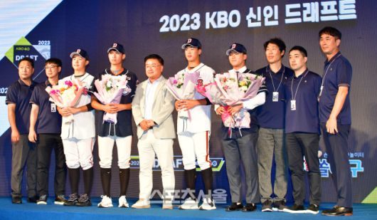 두산 김태룡 단장과 스카우팅팀이 지명한 새내기들과 드래프트가 끝난 후 기념촬영을 하고 있다. 소공동 | 강영조기자kanjo@sportsseoul.com