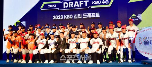 허구연 총재와 10라운드를 걸쳐 프로야구단의 지명을 받은 새내기들이 기념촬영을 하고 있다. 소공동 | 강영조기자kanjo@sportsseoul.com