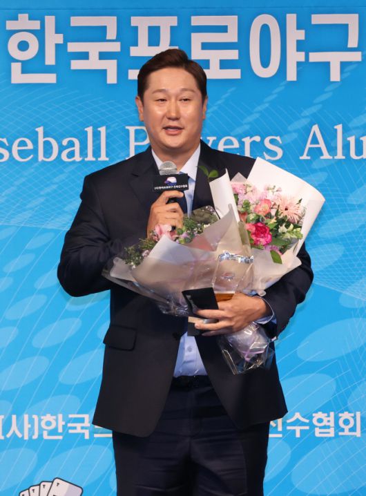 이대호가 2일 청담동 리베라호텔에서 열린 2022 제10회 한국프로야구 은퇴선수의 날 행사에서 레전드 특별상을 수상하고 소감을 밝히고 있다. 사진 | 리베라호텔=연합뉴스