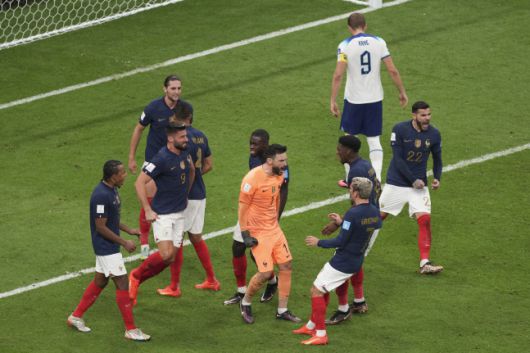 해리 케인(9번)의 후반 39분 페널티킥이 빗나가자, 위고 요리스(가운데)가 동료들과 소리를 치며 좋아하고 있다. 신화|연합뉴스