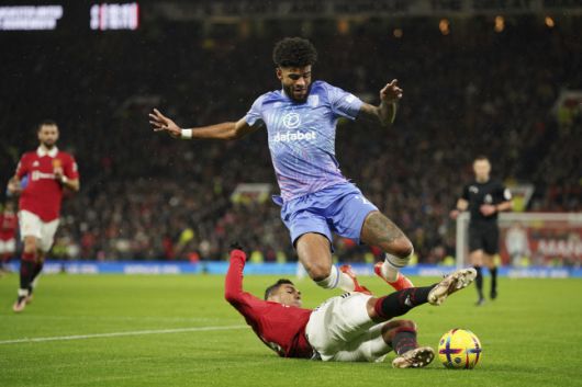 수비는 이렇게. 카세미루가 본머스의 필립 빌링을 상대로 깊숙한 태클을 시도하고 있다. 맨체스터|AP 연합뉴스