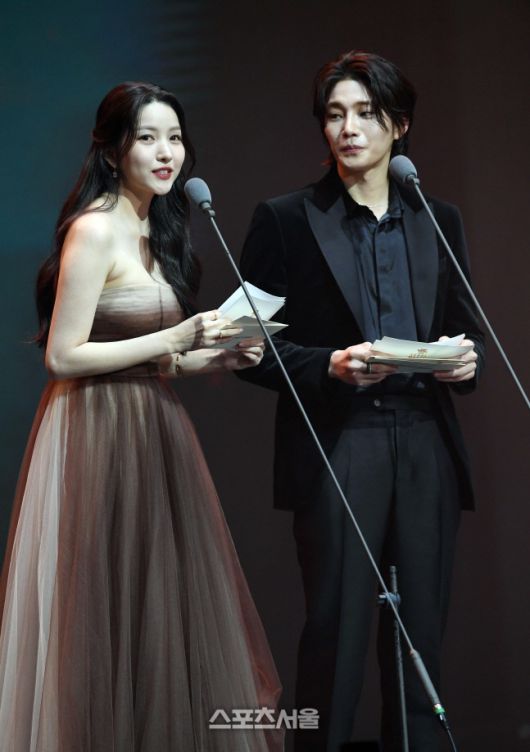 배우 김소원(왼쪽)과 김재영이 19일 서울 송파구 올림픽공원 KSPO DOME에서 열린 ‘제32회 서울가요대상’에서 수상자를 발표하고 있다. 2023. 1. 19. 박진업기자 upandup@sportsseoul.com