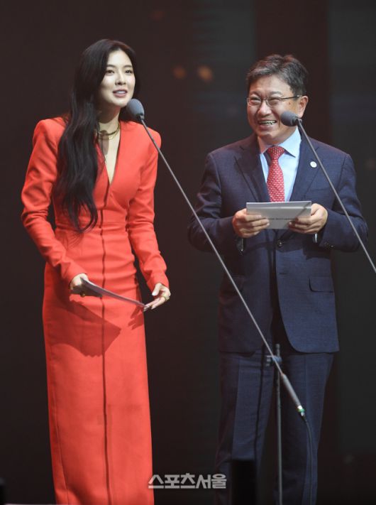 배우 이선빈(왼쪽)과 윤상직 2030부산세계박람회 유치위원회 사무총장이 19일 서울 송파구 올림픽공원 KSPO DOME에서 열린 ‘제32회 서울가요대상’에서 레전드 아티스트상 수상자를 발표하고 있다. 2023. 1. 19. 박진업기자 upandup@sportsseoul.com