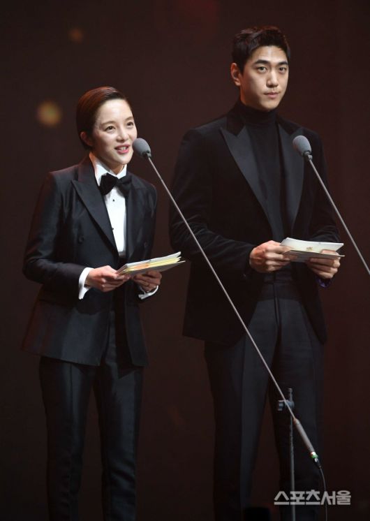 배우 황보라(왼쪽)와 성준이 19일 서울 송파구 올림픽공원 KSPO DOME에서 열린 ‘제32회 서울가요대상’에서 본상 수상자를 발표하고 있다. 2023. 1. 19. 박진업기자 upandup@sportsseoul.com