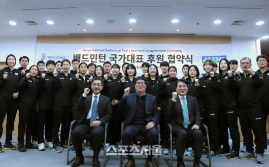 후원 협약식 뒤 배드민턴 국가대표 선수들이 관계자들과 함께 2024 파리올림픽 등에서의 선전을 다짐하고 있다. 제공|요넥스
