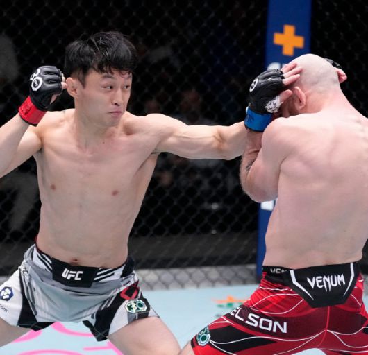 ‘코리안 슈퍼보이’ 최두호가 카일 넬슨에게 펀치를 날리고 있다. 사진 | UFC 코리아