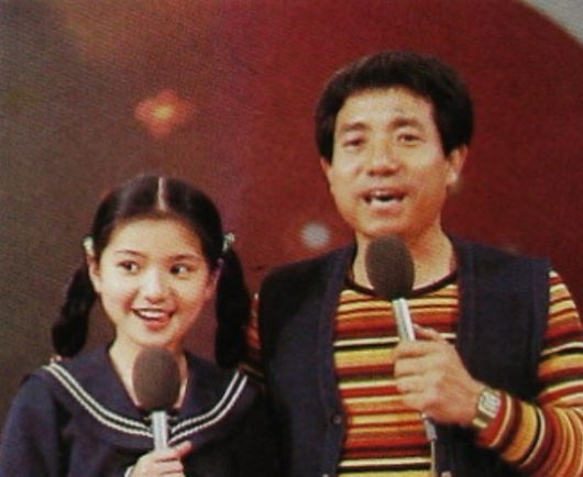 KBS1 ‘모이자 노래하자’의 MC 이상용(오른쪽)과 훗날 배우로 성장하는 꼬마 MC 장서희. 출처 | KBS