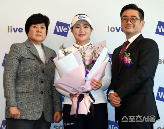 임희정 프로가 13일 그랜드 인터컨티넨탈 서울 파르나스에서 열린 두산건설 위브 골프단 창단식에서 강춘자 KLPGA 대표(왼쪽), 두산건설 이정환 대표와 기념촬영을 하고 있다. 최승섭기자 thunder@sportsseoul.com