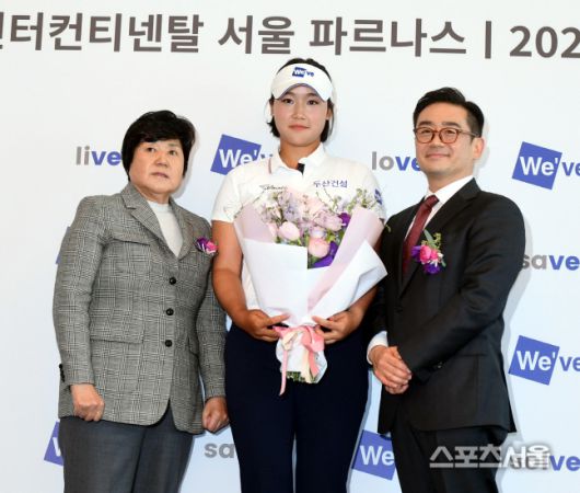 임희정 프로가 13일 그랜드 인터컨티넨탈 서울 파르나스에서 열린 두산건설 위브 골프단 창단식에서 강춘자 KLPGA 대표(왼쪽), 두산건설 이정환 대표와 기념촬영을 하고 있다. 최승섭기자 thunder@sportsseoul.com