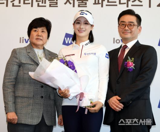 박결 프로가 13일 그랜드 인터컨티넨탈 서울 파르나스에서 열린 두산건설 위브 골프단 창단식에서 강춘자 KLPGA 대표(왼쪽), 두산건설 이정환 대표와 기념촬영을 하고 있다. 최승섭기자 thunder@sportsseoul.com