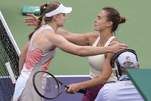 결승전 뒤 리바키나(왼쪽)와 사발렌카. 인디언 웰스|AP 연합뉴스