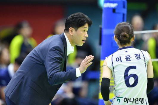 한국도로공사 김종민(왼쪽) 감독이 23일 플레이오프 1차전에서 세터 이윤정을 독려하고 있다. 제공 | 한국배구연맹