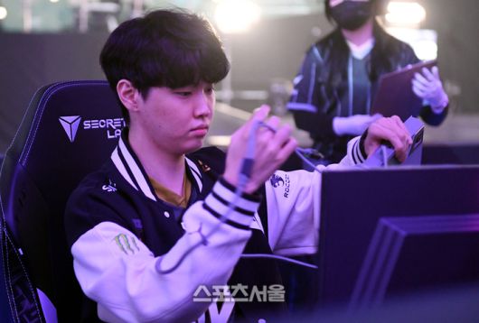 T1 쵸비 정지훈이 9일 서울 잠실실내체육관에서 열린 ‘2023 LoL 챔피언스 코리아 스프링’ 결승전 젠지와 경기에 앞서 장비 점검을 하고 있다. 잠실실내 | 최승섭기자 thunder@sportsseoul.com