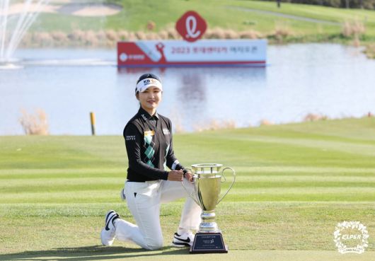 이예원이 9일 롯데스카이힐 제주CC에서 열린 KLPGA투어 롯데렌터카 여자오픈에서 생애 첫 우승을 차지한 뒤 트로피 앞에서 취하고 있다. 사진제공 | KLPGA