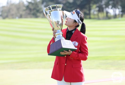 이예원이 9일 롯데스카이힐 제주CC에서 열린 KLPGA투어 롯데렌터카 여자오픈에서 생애 첫 우승을 차지한 뒤 빨간색 재킷을 입고 트로피에 입맞춤하고 있다. 사진제공 | KLPGA